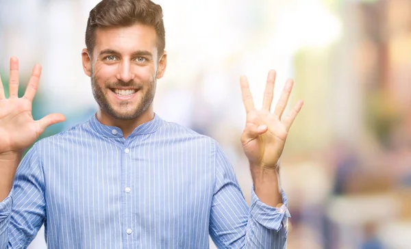 Joven Hombre Guapo Sobre Fondo Aislado Mostrando Señalando Hacia Arriba —  Fotos de Stock