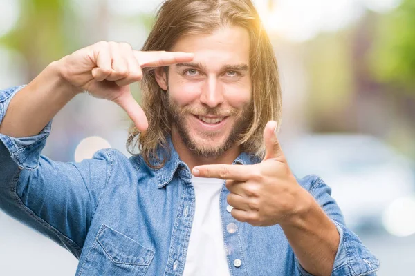 Homem Bonito Jovem Com Cabelos Longos Sobre Fundo Isolado Sorrindo — Fotografia de Stock