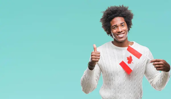 加拿大黑人男子国旗在孤立的背景下快乐的笑着做 拇指与手指 优秀的标志 — 图库照片