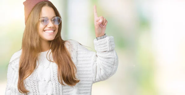 Joven Hermosa Morena Hipster Mujer Con Gafas Sol Sobre Fondo — Foto de Stock