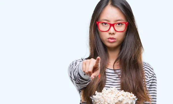 Giovane Donna Asiatica Mangiare Popcorn Sfondo Isolato Puntando Con Dito — Foto Stock