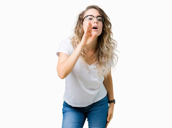 Linda Jovem Loira Usando Óculos Sobre Fundo Isolado Mão Boca — Fotografia de Stock