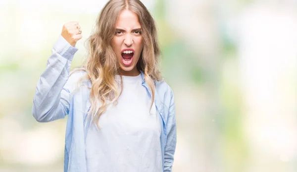 Bella Giovane Donna Bionda Sfondo Isolato Arrabbiato Pazzo Alzando Pugno — Foto Stock