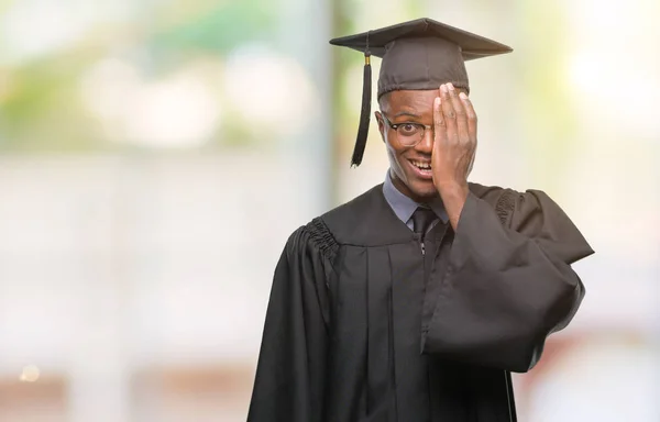 Młody Absolwent Afro Amerykanin Białym Tle Obejmujące Jedno Oko Ręką — Zdjęcie stockowe