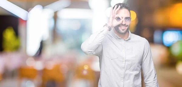 Jovem Bonito Homem Vestindo Óculos Sol Sobre Isolado Fundo Fazendo — Fotografia de Stock