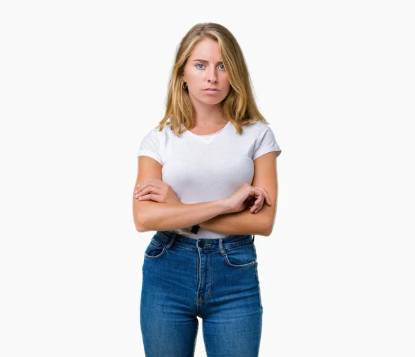Piękna Młoda Kobieta Noszenie Shirt Biały Dorywczo Białym Tle Sceptykiem — Zdjęcie stockowe
