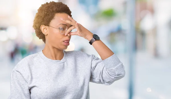 Joven Mujer Afroamericana Hermosa Con Gafas Sobre Fondo Aislado Oliendo — Foto de Stock