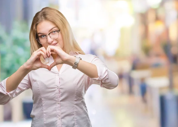 年轻的白人商业妇女戴眼镜在孤立的背景微笑的爱显示心脏符号和形状与手 浪漫概念 — 图库照片