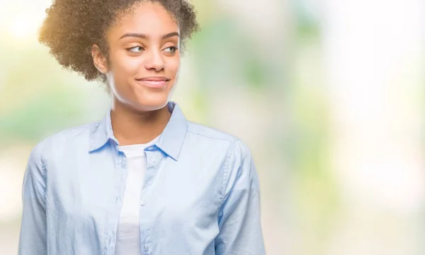 Joven Mujer Afroamericana Sobre Fondo Aislado Sonriendo Mirando Lado Mirando — Foto de Stock