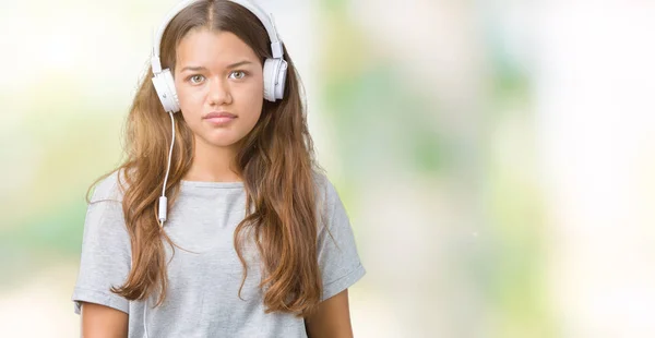 Mujer Hermosa Joven Que Usa Auriculares Escuchando Música Sobre Fondo — Foto de Stock