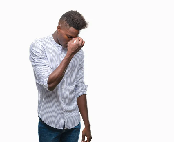 Jonge Afro Amerikaanse Man Geïsoleerde Achtergrond Moe Wrijven Neus Ogen — Stockfoto
