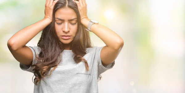 Ung Vacker Arabisk Kvinna Över Isolerade Bakgrund Lider Huvudvärk Desperat — Stockfoto