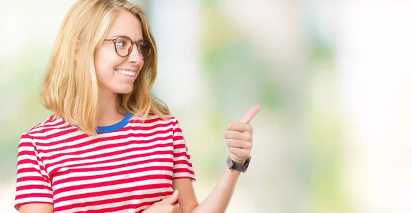 Schöne Junge Frau Mit Brille Über Isoliertem Hintergrund Schaut Stolz — Stockfoto