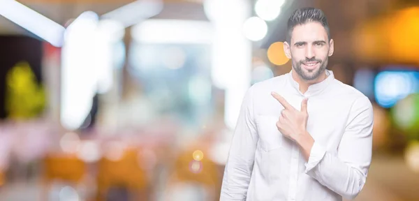 Joven Hombre Negocios Sobre Fondo Aislado Alegre Con Una Sonrisa — Foto de Stock