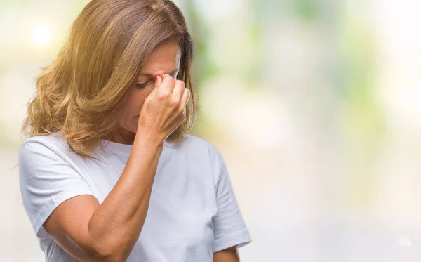 中年资深西班牙裔妇女在孤立的背景下疲惫的摩擦鼻子和眼睛感到疲劳和头痛 压力和挫折概念 — 图库照片