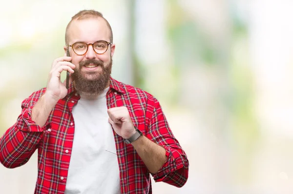 Jovem Caucasiano Hipster Homem Falando Smartphone Sobre Fundo Isolado Com — Fotografia de Stock