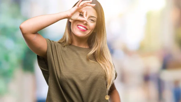 Joven Hermosa Mujer Sobre Fondo Aislado Haciendo Buen Gesto Con — Foto de Stock