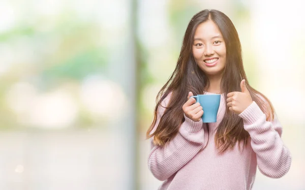 Joven Asiático Mujer Bebiendo Café Sobre Aislado Fondo Feliz Con —  Fotos de Stock