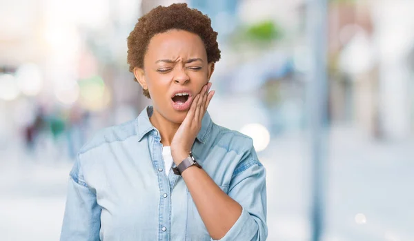 歯痛や歯の歯科病気のため痛みを伴う式で手で口に触れて分離の背景に若くてきれいなアフリカ系アメリカ人女性 歯医者コンセプト — ストック写真