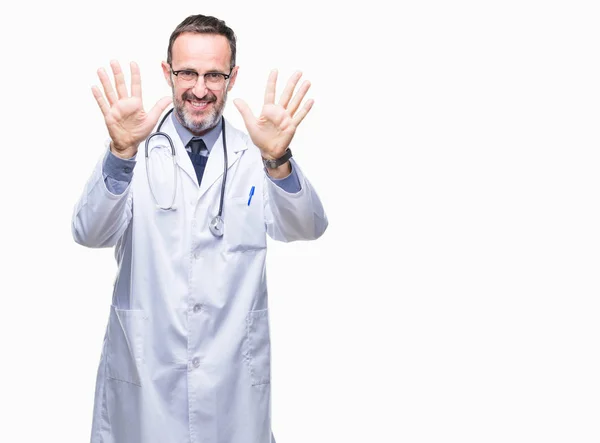 医療制服分離背景表示と指で上向きを着て中年先輩の白髪医師男性数は自信を持って 幸せな笑みを浮かべている間 — ストック写真