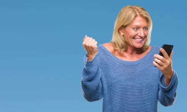 Blonde Frau Mittleren Alters Sendet Nachricht Smartphone Über Isolierten Hintergrund — Stockfoto