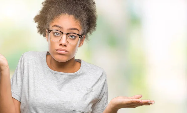 Jovem Afro Americana Vestindo Óculos Sobre Fundo Isolado Expressão Confusa — Fotografia de Stock