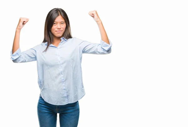 Junge Asiatische Geschäftsfrau Über Isoliertem Hintergrund Die Stolz Lächelnde Armmuskeln — Stockfoto