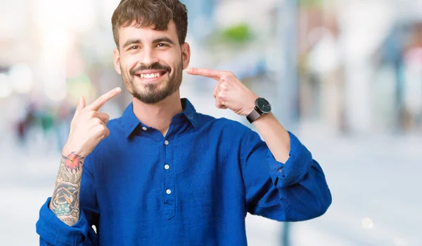 Joven Hombre Guapo Sobre Fondo Aislado Sonriendo Confiado Mostrando Señalando —  Fotos de Stock