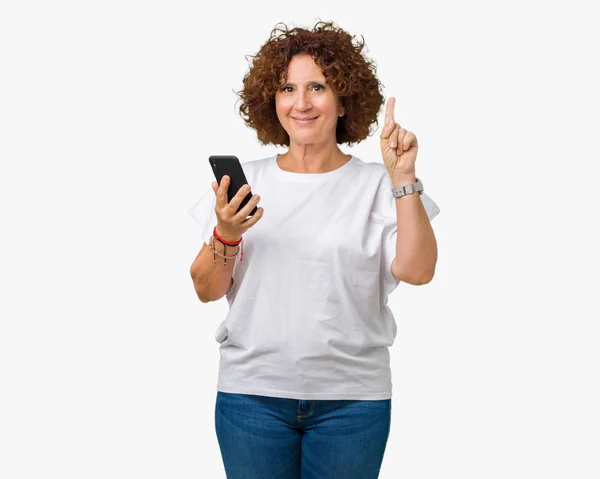 Seniorin Mittleren Alters Mit Smartphone Und Sms Über Isolierten Hintergrund — Stockfoto