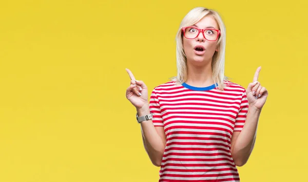 Junge Schöne Blonde Frau Trägt Brille Über Isoliertem Hintergrund Erstaunt — Stockfoto