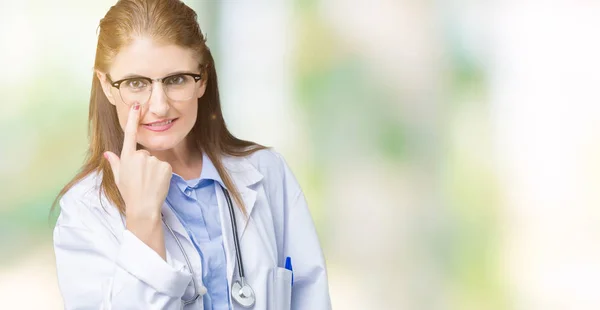 Middelbare Leeftijd Volwassen Arts Vrouw Medische Jas Dragen Geïsoleerd Background — Stockfoto