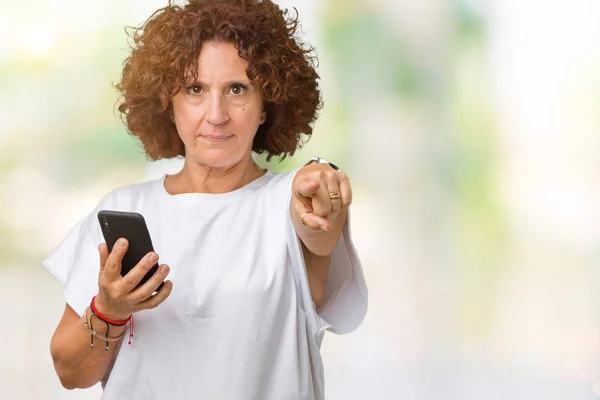 Seniorin Mittleren Alters Mit Smartphone Und Sms Über Isolierten Hintergrund — Stockfoto