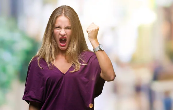 Mooie Blonde Elegante Jongedame Geïsoleerde Achtergrond Boos Gekke Verhogen Vuist — Stockfoto