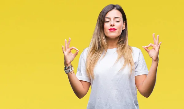 Junge Schöne Frau Lässig Weißes Shirt Über Isoliertem Hintergrund Entspannen — Stockfoto