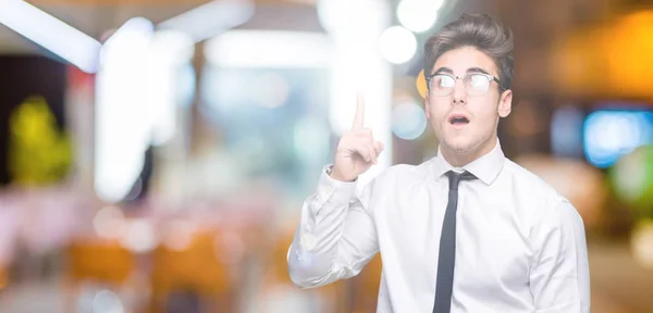 Ung Affärsman Bära Glasögon Över Isolerade Bakgrund Pekande Finger Upp — Stockfoto