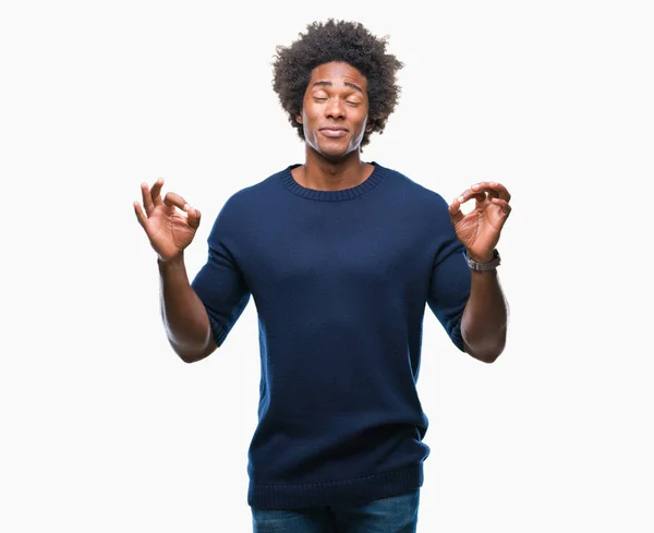 美国黑人在孤立的背景下放松和微笑闭上眼睛做冥想手势用手指 瑜伽理念 — 图库照片