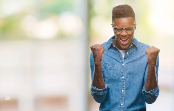 Молодий Афроамериканець Людиною Над Ізольованих Фон Святкування Здивований Вражений Успіху — стокове фото