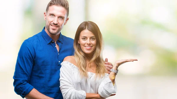 Jovem Casal Apaixonado Por Fundo Isolado Sorrindo Alegre Apresentando Apontando — Fotografia de Stock