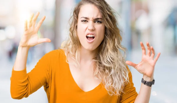 Mooie Jonge Blonde Vrouw Geïsoleerde Achtergrond Gekke Gekke Schreeuwen Schreeuwen — Stockfoto