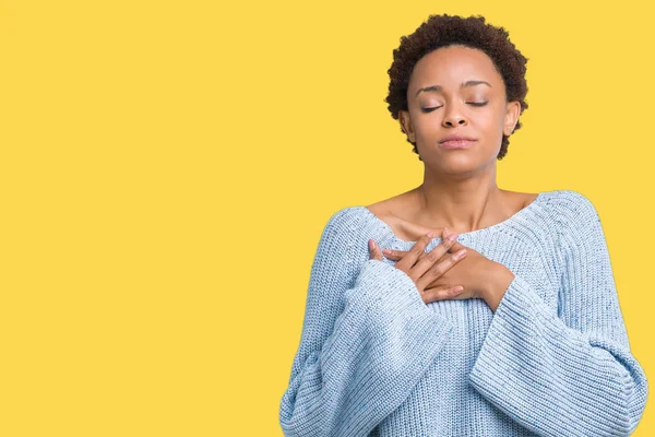 Jovem Mulher Afro Americana Bonita Vestindo Uma Camisola Sobre Fundo — Fotografia de Stock