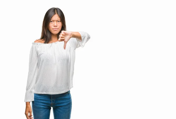 年轻的亚洲妇女在孤立的背景看不开心和愤怒显示拒绝和否定与拇指向下手势 错误的表达式 — 图库照片
