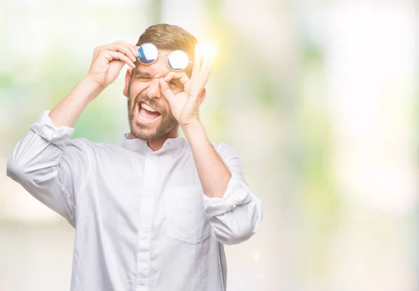 Joven Hombre Guapo Con Gafas Sobre Fondo Aislado Haciendo Buen — Foto de Stock