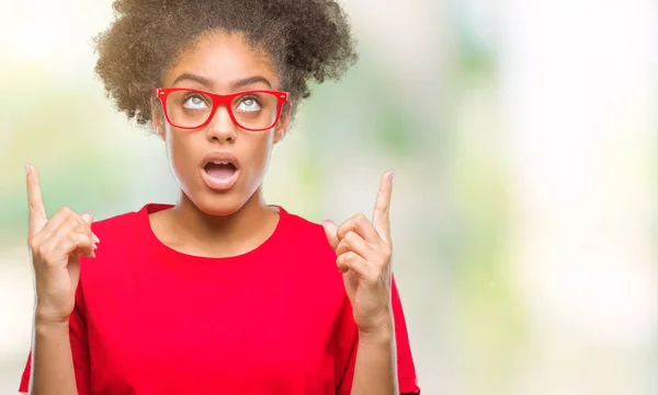 Mladá Afro Americký Žena Nosí Brýle Izolované Pozadí Ohromen Překvapen — Stock fotografie
