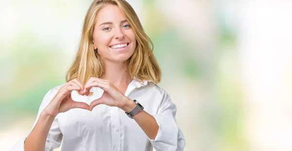 Mooie Jonge Zakenvrouw Geïsoleerde Achtergrond Glimlachend Liefde Met Hartsymbool Vorm — Stockfoto