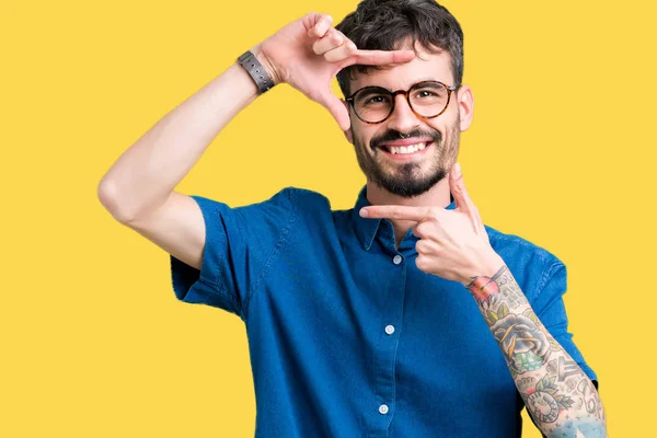 Homem Bonito Jovem Vestindo Óculos Sobre Fundo Isolado Sorrindo Fazendo — Fotografia de Stock