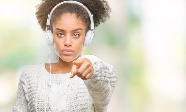 Jonge Afro Amerikaanse Vrouw Hoofdtelefoon Dragen Geïsoleerd Achtergrond Met Vinger — Stockfoto