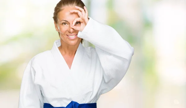 Mujer Adulta Mediana Edad Que Usa Uniforme Kimono Karate Sobre —  Fotos de Stock
