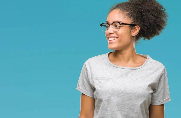 Młody Afro American Kobieta Białym Tle Patrząc Strony Uśmiechem Twarzy — Zdjęcie stockowe