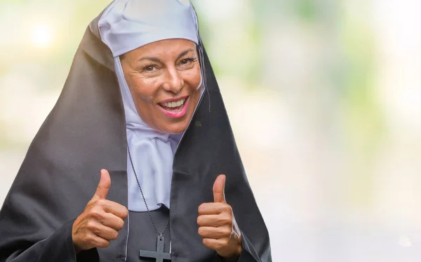 Женщина Католическая Монахиня Средних Лет Изолированном Фоне Указывает Пальцем Камеру — стоковое фото