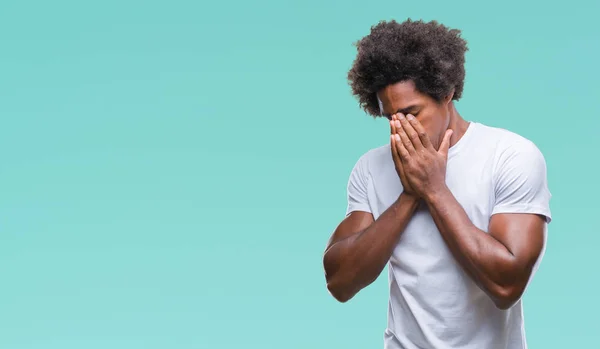 非裔美国人在孤立的背景下 悲伤的表情覆盖脸与手 抑郁症概念 — 图库照片